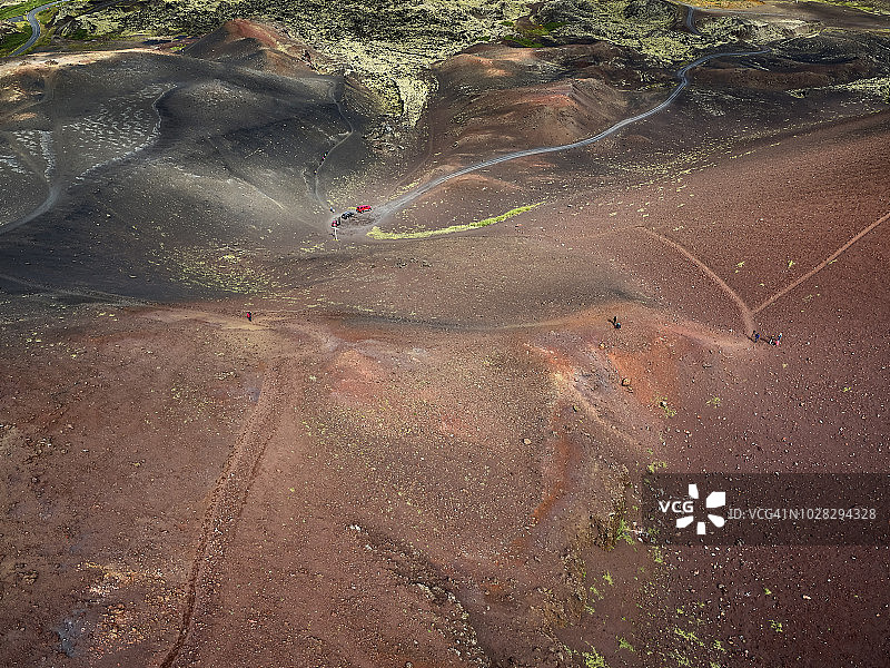 人们在冰岛西人群岛赫马岛的埃尔德费火山上探险图片素材