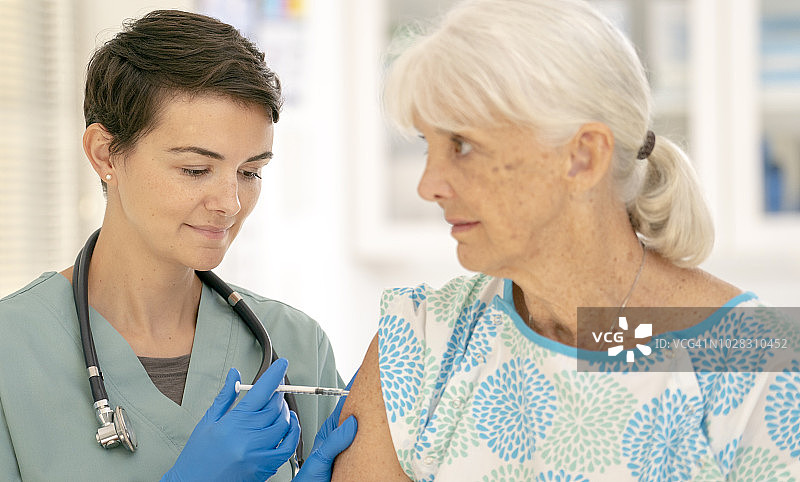 年长的女人接种疫苗图片素材