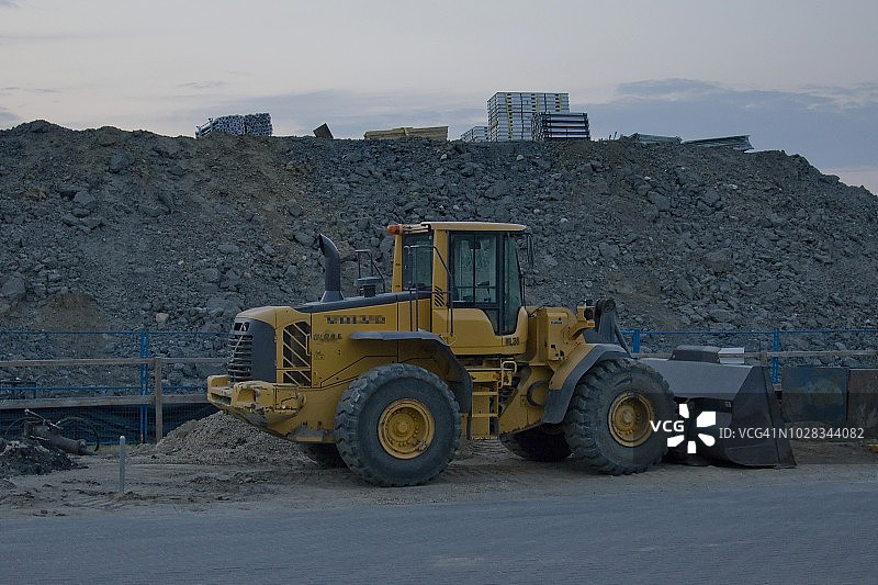 砂砾堆旁的建筑装载机图片素材
