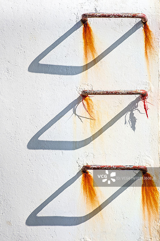 灯塔上的铁梯及其阴影，法国塔隆普拉日图片素材