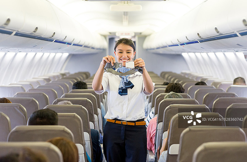 航班乘务员进行飞行安全演示图片素材
