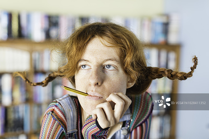 红发雀斑女人，略显无聊图片素材