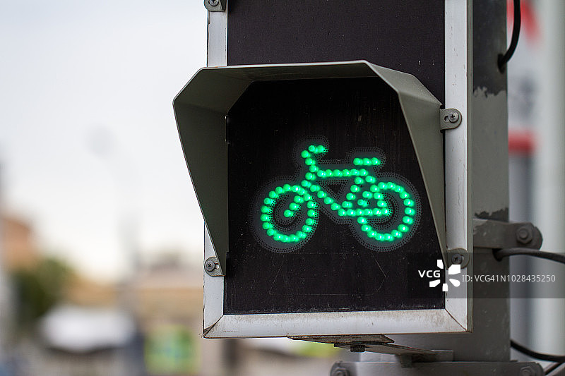 自行车道交通信号灯特写图片素材