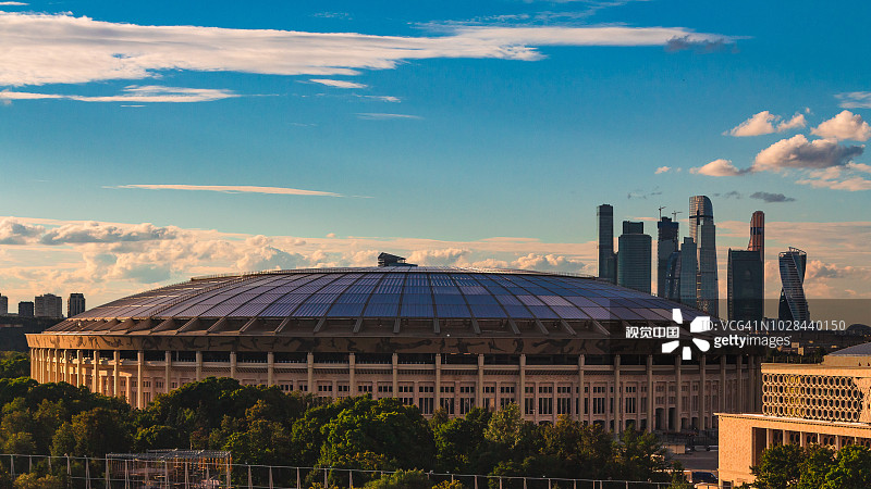 卢日尼基体育场和莫斯科城市高楼图片素材
