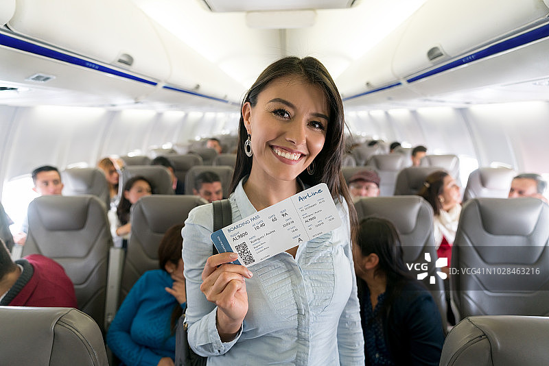 乘飞机旅行并持有登机牌的女人图片素材