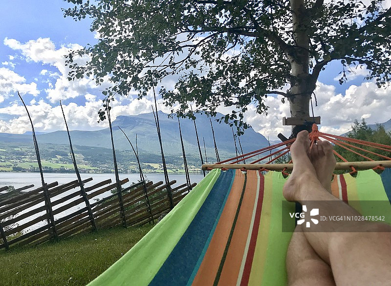 在吊床上放松图片素材