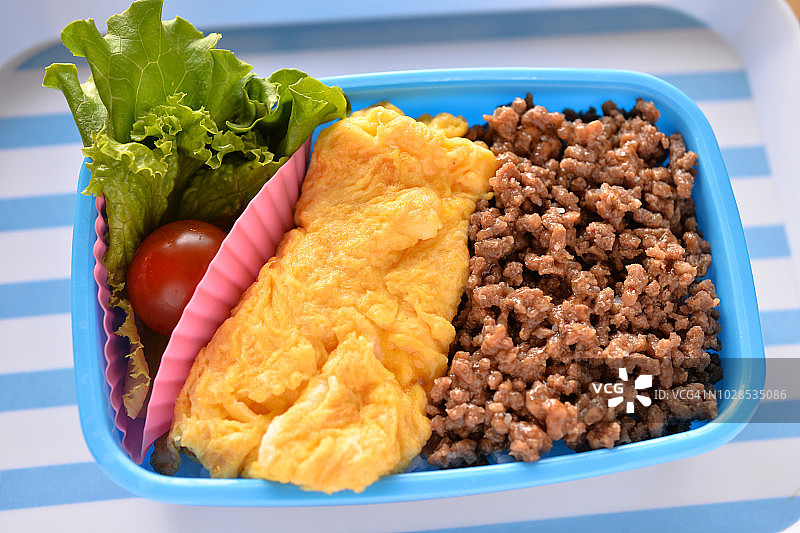 浅蓝色和白色条纹托盘上的便当盒午餐图片素材