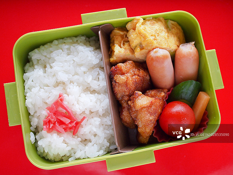 红色托盘上的便当盒午餐图片素材