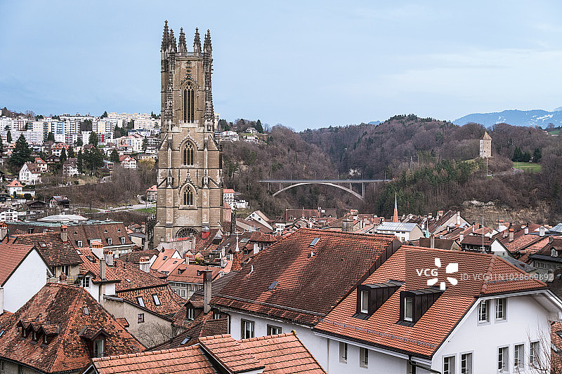 瑞士弗里堡老城区和大教堂图片素材