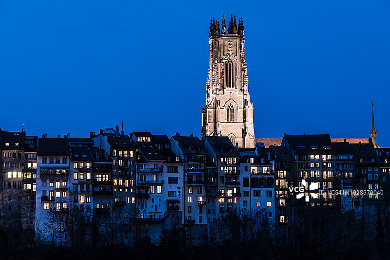 瑞士弗里堡大教堂的暮光图片素材