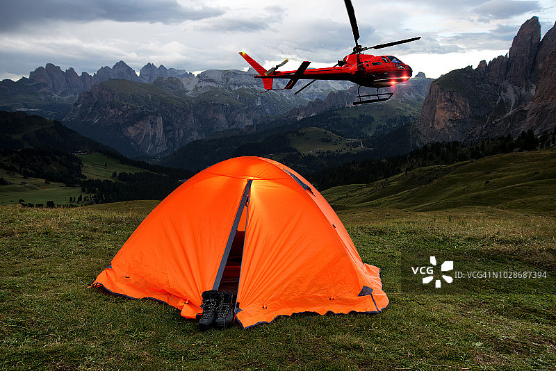 直升机抵达多洛米蒂阿尔卑斯山的营地图片素材