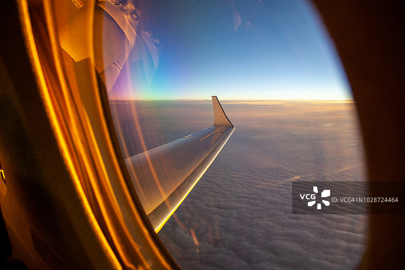透过飞机舷窗看到的景色图片素材