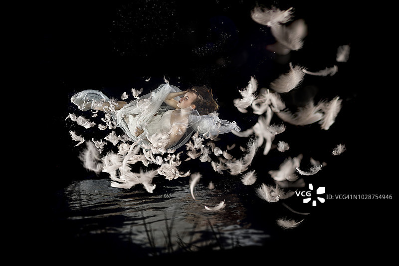 年轻女子在水下游泳图片素材