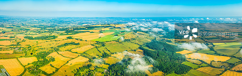 云端之上的航拍全景：如画的田园风光图片素材