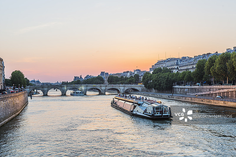 塞纳河上的观光游船图片素材