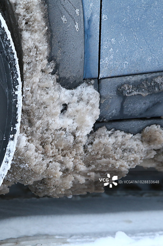 车辆轮舱上的积雪图片素材