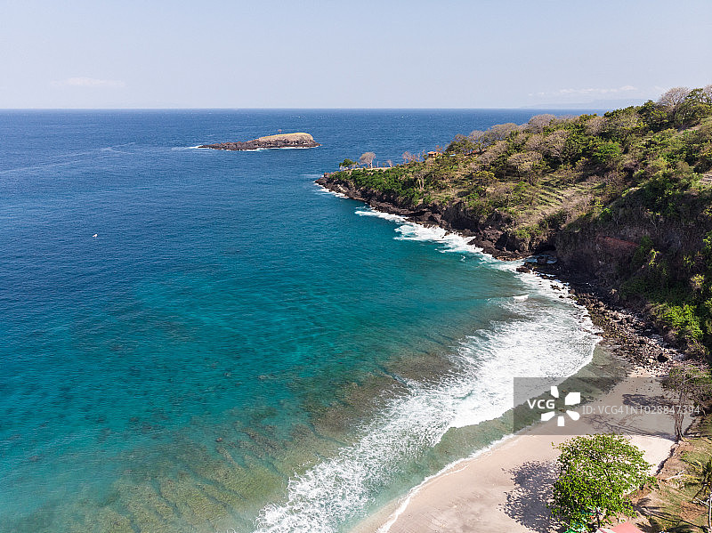 巴厘岛Candidasa附近田园诗般的海滩鸟瞰图片素材