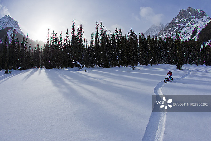 冬季山地自行车探险图片素材