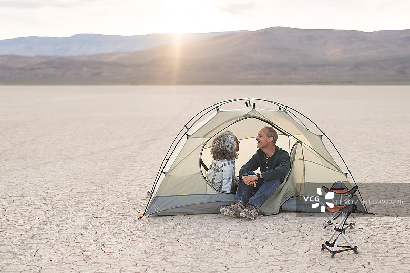 老年夫妇在沙漠露营图片素材