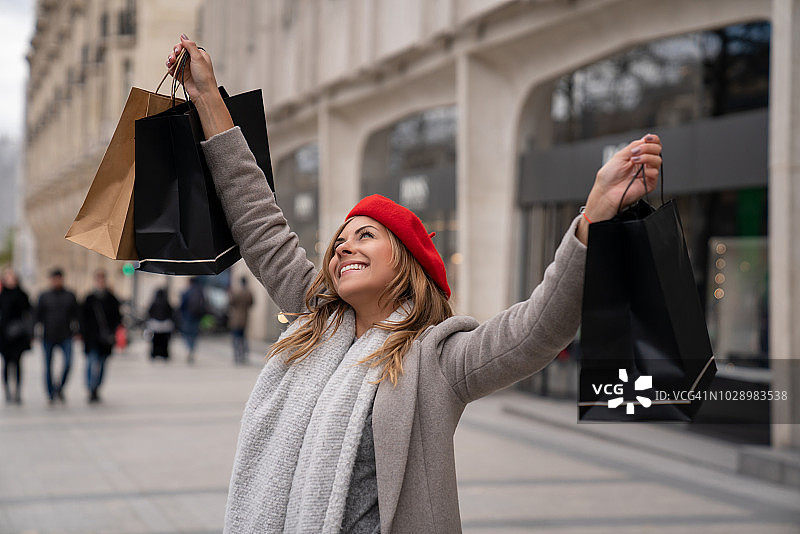 在巴黎开心的女购物者图片素材