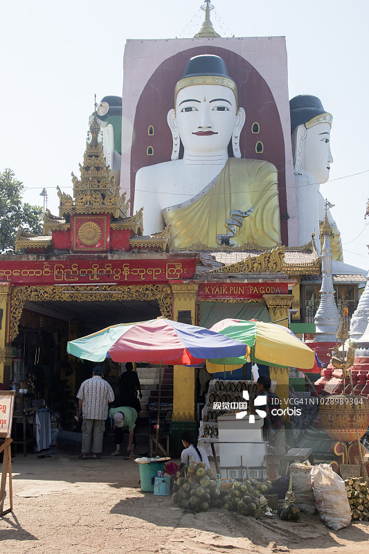 皎榜佛塔入口处售卖食物的商贩图片素材