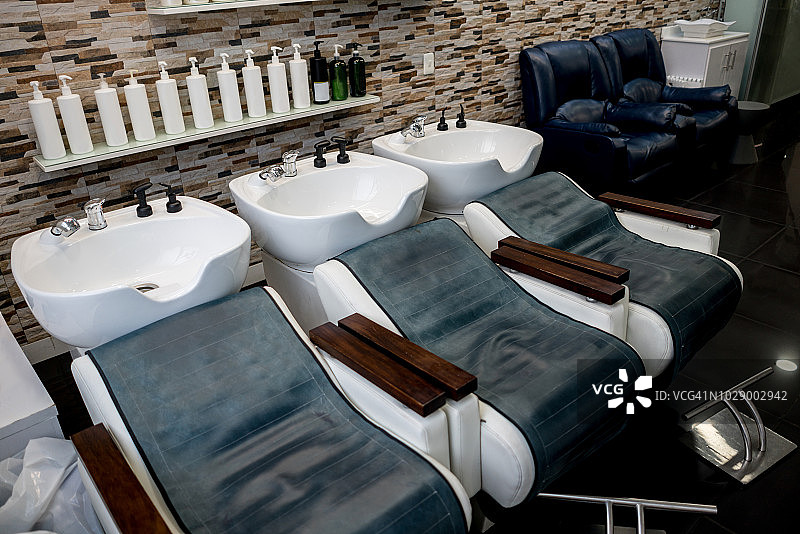 在沙龙清洗头发图片素材