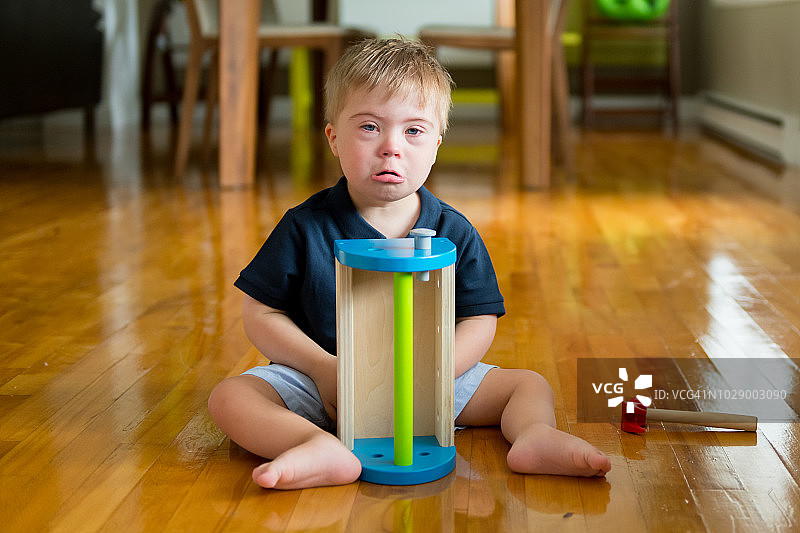 3岁唐氏综合征小男孩流泪图片素材