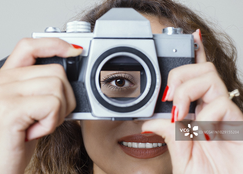 女人正在查看单反相机图片素材