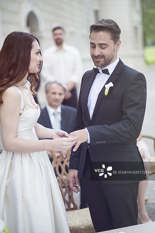 妻子为新婚丈夫戴上结婚戒指图片素材