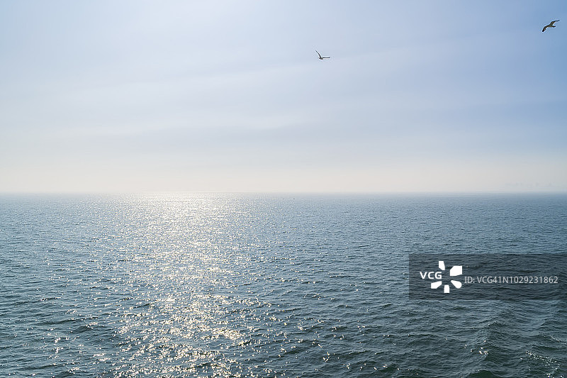 蔚蓝的天空映衬着大海图片素材