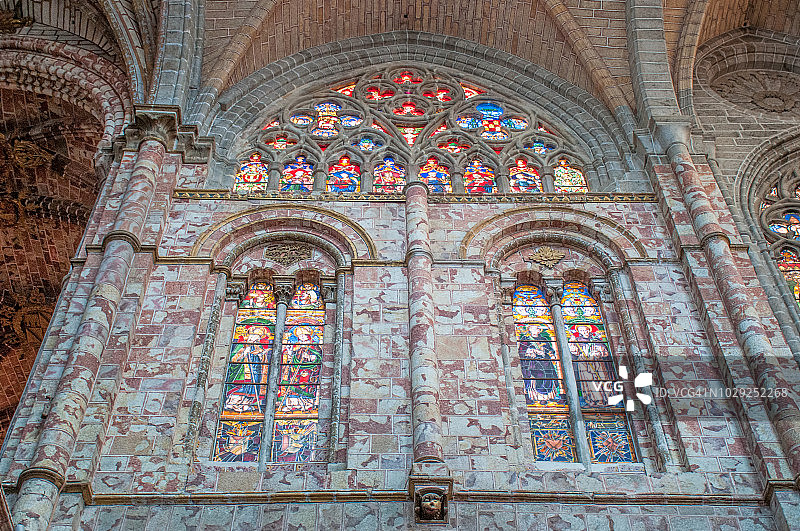 阿维拉大教堂中殿的彩色玻璃窗图片素材