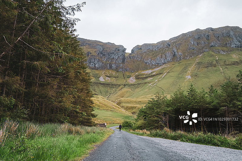 女子在格莱尼夫马蹄环路开车图片素材