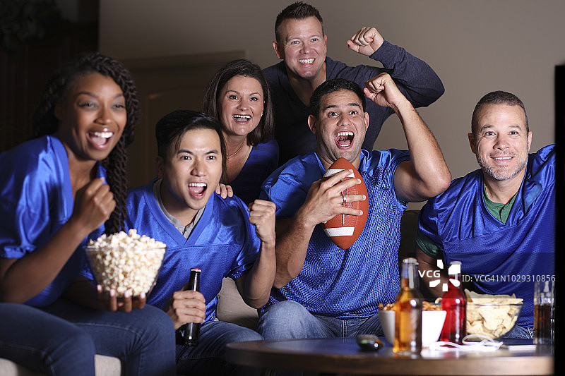 足球迷在家看电视图片素材