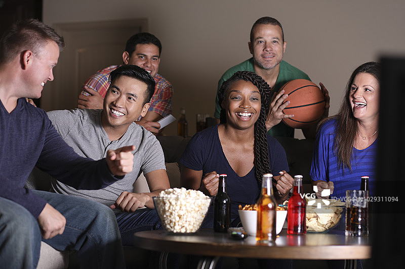 篮球迷在家看电视直播比赛图片素材