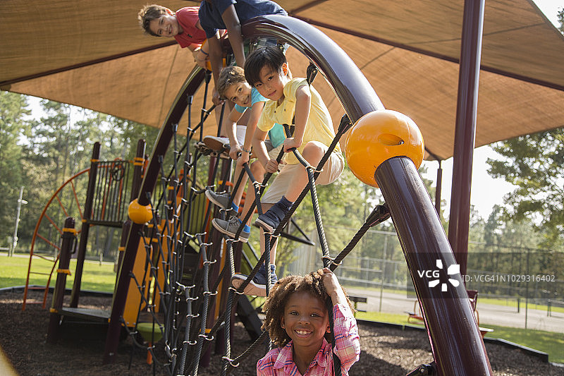 在学校操场玩耍的多民族学生图片素材