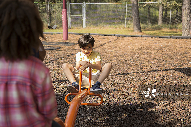 在学校操场玩耍的多民族学生图片素材