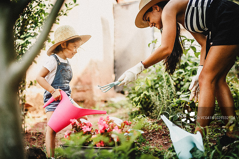 母女一起种花图片素材