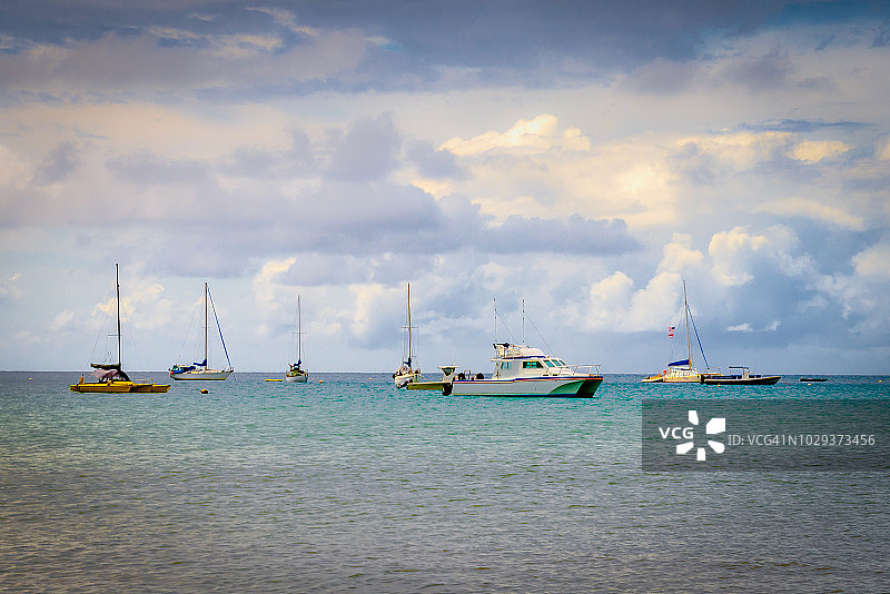 停泊在哈纳雷湾的船只图片素材