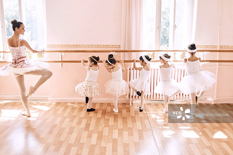 年轻芭蕾舞演员一起练习图片素材