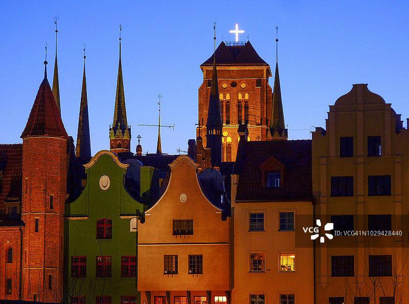 波兰格但斯克历史名城中的圣玛丽教堂和房屋图片素材