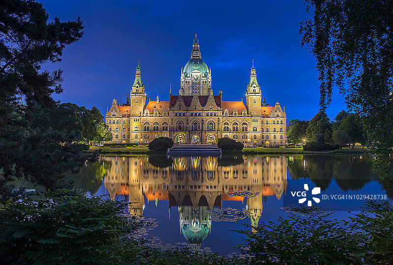 汉诺威新市政厅日落倒影，德国图片素材