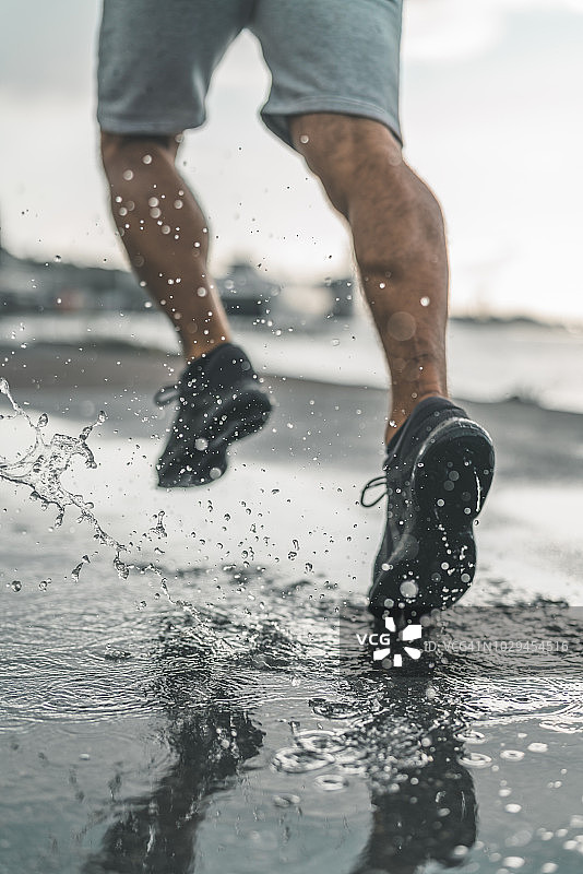 在雨中奔跑的男人图片素材
