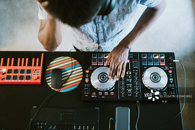 在家练习DJ的年轻男子图片素材