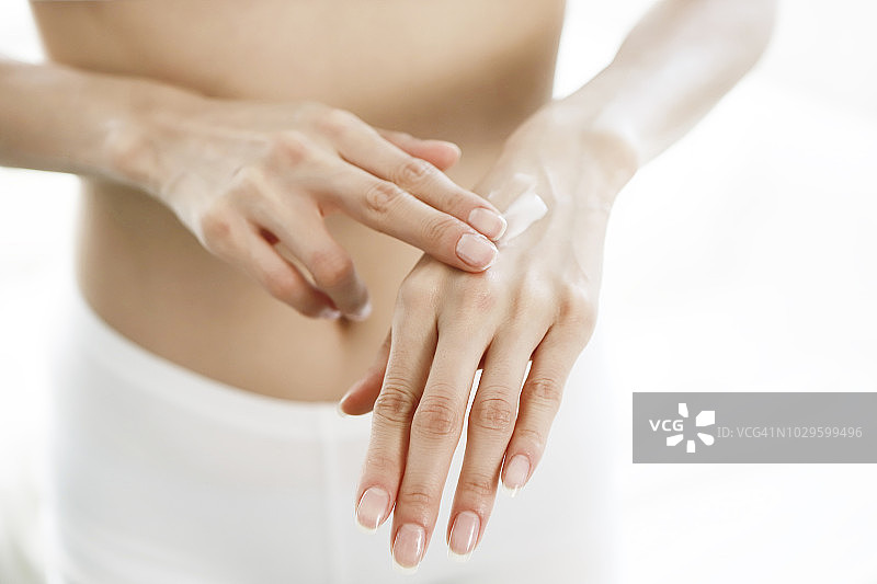 女人涂抹护手霜图片素材
