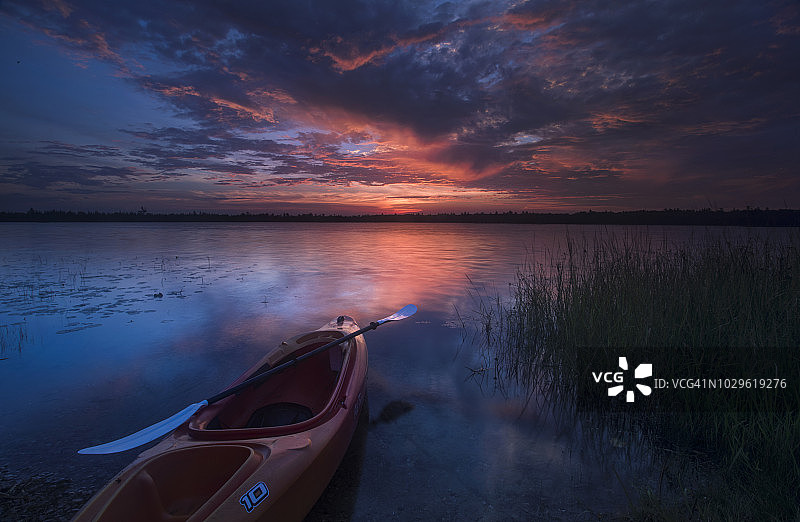 马尔湖皮划艇日出图片素材