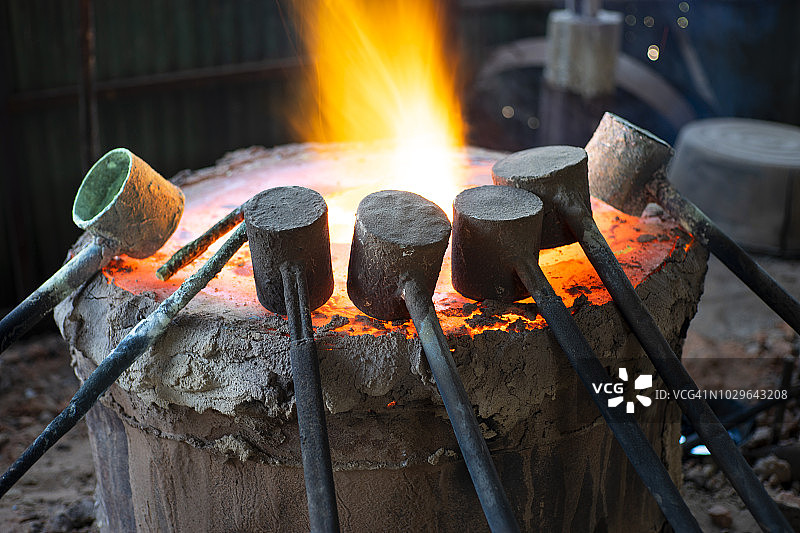 铸造厂 - 从钢包中倾泻出的熔融金属图片素材