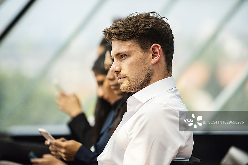 等待面试的年轻工人图片素材