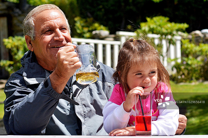 祖孙一起喝冷饮图片素材
