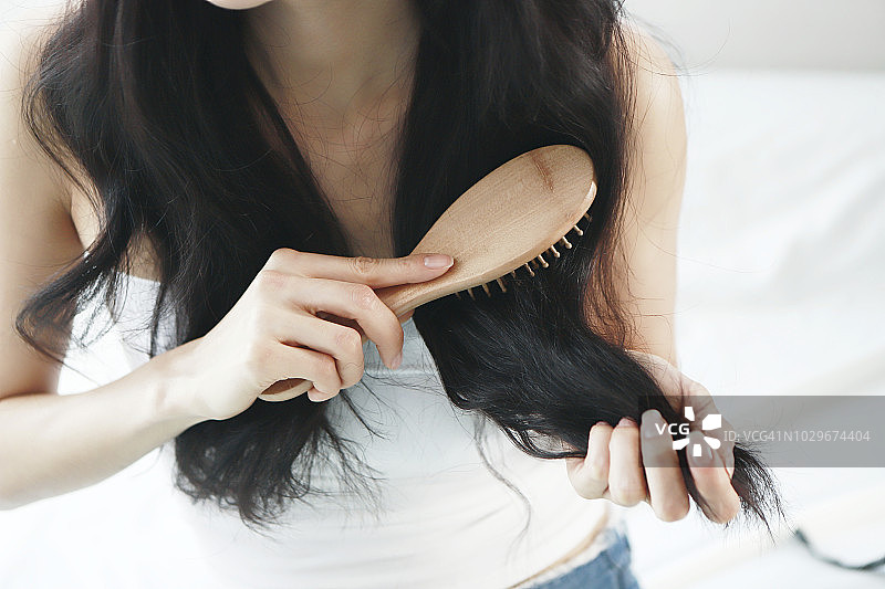 女子梳头特写图片素材