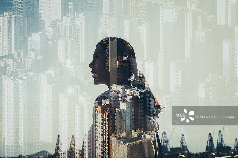 自信女性与城市景观的双重曝光图片素材